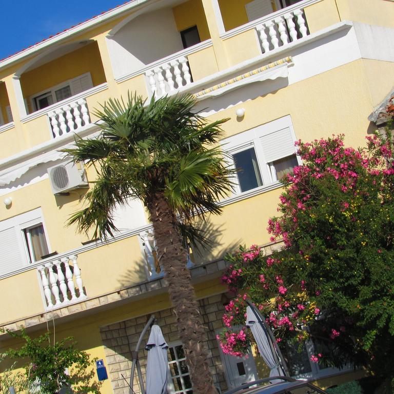 Apartments Renjak Sukosan Exterior photo